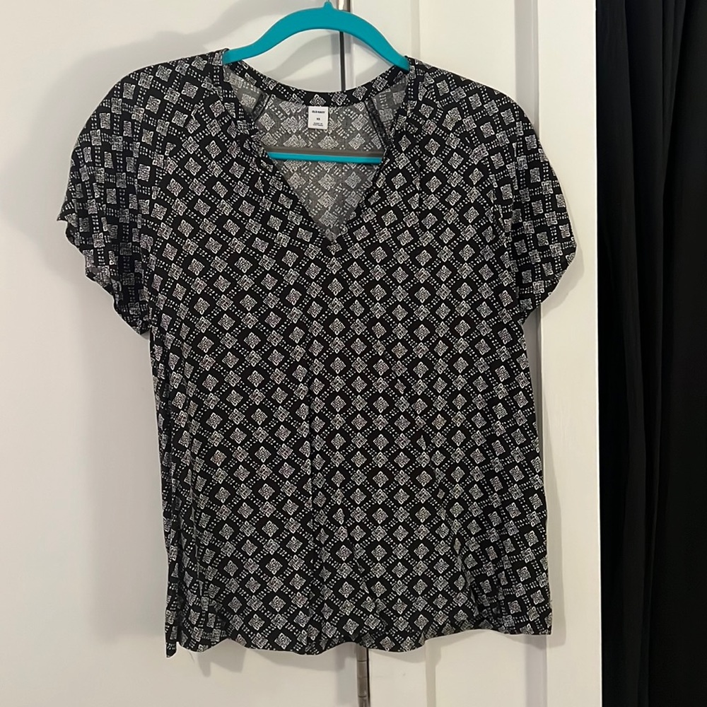 Old Navy Black and White Patterned V-neck Shirt — Size: XS